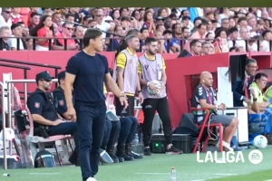 振臂歡呼+擁抱阿古梅！塞維利亞回顧擊敗巴薩時(shí)主帥反應(yīng)