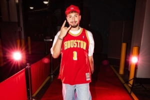 致敬麥迪！申京季前賽首秀穿麥迪球衣入場(chǎng)！