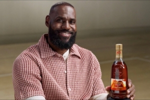 球迷熱議老詹“決定二”：為吸引眼球不擇手段 難怪庫(kù)里擊敗你3次