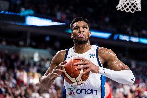 兩地分居？經(jīng)家庭內(nèi)部數(shù)月溝通 字母哥妻子已帶娃搬回雅典！