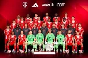 拜仁25-26賽季全家福：夏窗四新援在列，德超杯獎(jiǎng)杯、沙拉盤出鏡