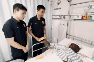 銅梁龍官方：球隊總經(jīng)理探望阿薩莫阿，后者也對張志雄表達了諒解