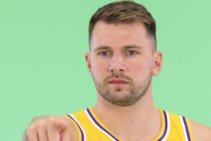 東契奇組織團(tuán)建！艾頓：球隊(duì)全明星來照看隊(duì)伍 我也是第一次經(jīng)歷