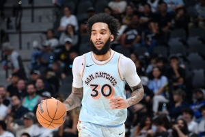 三分很準(zhǔn)但犯規(guī)也很多！尚帕尼半場三分4中4拿12分 有4次犯規(guī)