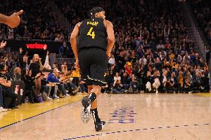 不穩(wěn)定！穆迪12中4得10分4板1助1斷1帽 有3個(gè)前場(chǎng)板很積極