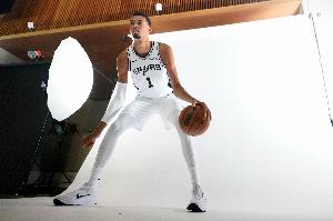 失誤略多！文班亞馬半場5中2拿到6分2板2帽 送出5助但有4失誤