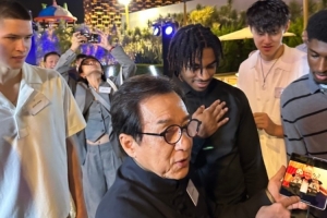 將在澳門打季前賽！蔡崇信曬照：成龍現(xiàn)身與籃網(wǎng)隊(duì)友互動(dòng)