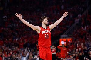 全能表現(xiàn)！申京半場(chǎng)7中4拿到11分4板9助4斷