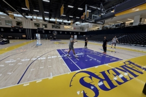 雷迪克談?dòng)?xùn)練場(chǎng)增設(shè)“兩分線”：為了標(biāo)示掩護(hù)后需換防補(bǔ)位的區(qū)域