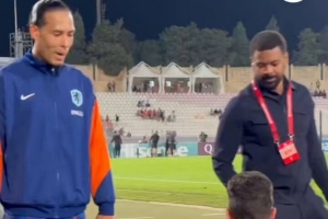 溫馨時(shí)刻！范迪克來(lái)到場(chǎng)邊與坐輪椅的球迷合影，并為其簽名