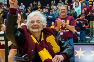 106歲校隊(duì)頭號(hào)粉絲去世！因擔(dān)任洛約拉校隊(duì)官方牧師而全美出名