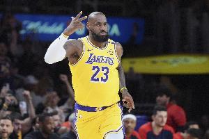 楊毅：明年詹姆斯要還想賴在洛杉磯 湖人可能就給他開個(gè)800萬