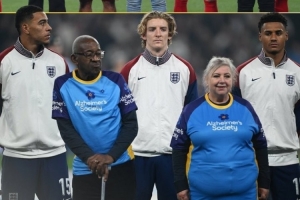 溫馨！BBC：英格蘭vs威爾士賽前，兩隊(duì)球員攜失智癥患者入場(chǎng)