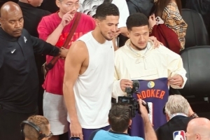 幾分相似？布克賽后與其模仿者“中國布克”合影 并贈送簽名球衣