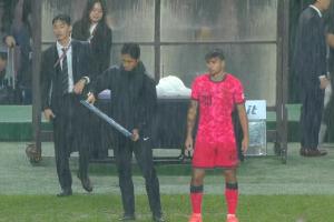 韓國隊(duì)半場調(diào)整，歸化球員卡斯特羅普替補(bǔ)登場！