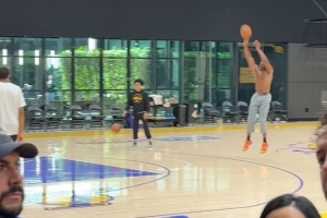 投籃看著不靠譜啊~湖人新秀阿杜賽后加練三分 開局就是3連鐵