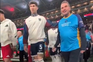 贊！英格蘭vs威爾士由癡呆癥患者陪同球員入場(chǎng)，下半場(chǎng)穿無(wú)名球衣