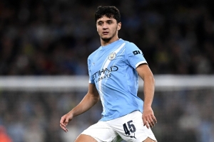 郵報：曼城有可能在冬窗就補(bǔ)強(qiáng)右后衛(wèi)，將視胡桑諾夫發(fā)展情況而定