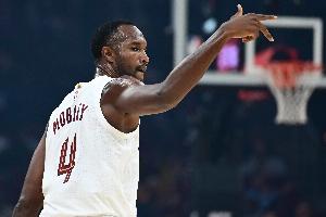 狀態(tài)不錯(cuò)！小莫布里半場(chǎng)7中3拿到11分3板2助2帽