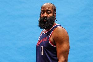 穿針引線！哈登半場3投2中&罰球2中1 得到5分2板9助