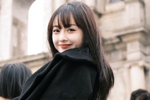 可甜可鹽愛打球！籃網(wǎng)中國官方拉拉隊(duì)成員“球球”賀京杰美照