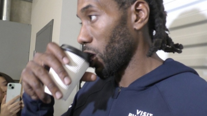 cue一下老詹！記者問(wèn)杯子裝得啥 小卡打趣：軒尼詩(shī)??