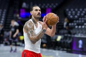 拉拉維亞：亞當(dāng)斯像個(gè)野獸 他光腳走來走去雙手拿著牛排吃