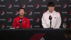 還要我教你做事??！楊瀚森指導(dǎo)克里斯：你要（對(duì)著話筒）翻譯啊