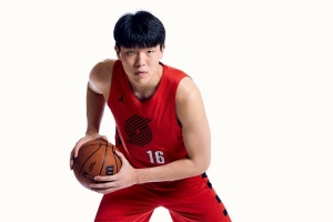 媒體人：楊瀚森把所有的技能全部展現(xiàn) 和第一場的表現(xiàn)天差地別