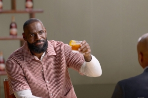 軒尼詩(shī)官方：來(lái)杯軒尼詩(shī)絕對(duì)是你最明智的選擇 不信就問(wèn)勒布朗