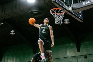 這四扣什么水平？奧尼爾二兒子沙基爾拿到校隊(duì)扣籃大賽冠軍！