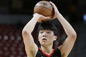 媒體人：楊瀚森對(duì)抗?fàn)顟B(tài)下左手愛扒拉 因核心力量和對(duì)抗能力不足