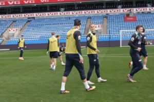 哈蘭德戴麥克風(fēng)參加挪威隊訓(xùn)練，調(diào)侃隊友：你喝大了？