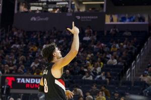 這隊(duì)友能處~阿夫迪亞曬助攻楊瀚森進(jìn)三分的畫面 連續(xù)背運(yùn)瀟灑傳球