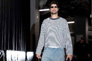 型男入場秀！楊瀚森&霍勒迪連帽衫套裝 格蘭特上身《千與千尋》