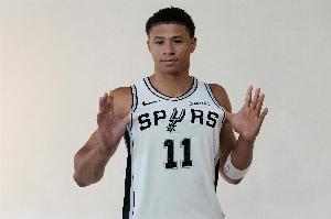 手感一般！14號(hào)秀卡特-布萊恩特8中2&三分5中2拿到6分4板 有4失誤