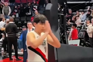 積極融入！開拓者主場球迷呼喊楊瀚森名字 小楊雙手合十表示感謝