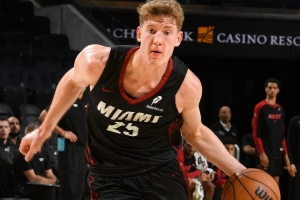 上場送10次助攻！阿德巴約：亞庫喬尼斯有潛力成為頂級(jí)傳球手