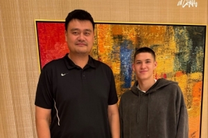 誰來都得變成小矮人！籃網(wǎng)官方曬姚明與新秀杰明合影