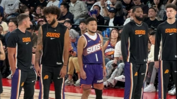 ??毫無違和感！“中文布克”混進(jìn)了賽前太陽陣容的球員介紹中