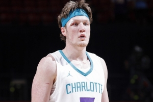 不像會打球！4號秀克尼佩爾上半場7投1中僅得2分4籃板 出現(xiàn)3失誤