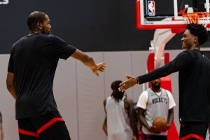 火箭官方曬今日訓(xùn)練照：KD阿門擊掌慶祝 奧科吉秀霸王舉鼎暴扣