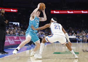 下半場有所發(fā)揮但三分鐵了！克尼佩爾11中5三分5中1 拿下12分4板