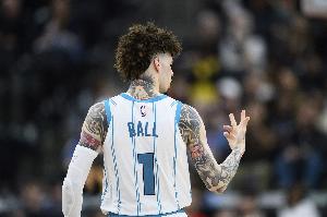 正負(fù)值+15！三球首節(jié)出戰(zhàn)8分鐘 三分3中2砍下6分3助攻1蓋帽