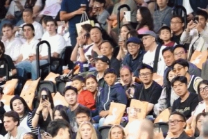 是偶像也是爸爸隊(duì)友！周琦兒子“糊糊”被曾凡博抱起 2人親密互動(dòng)