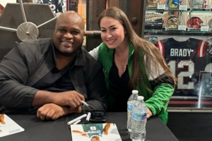 老哥你又胖了！美記曬活動(dòng)中與綠軍名宿安東尼-沃克合影