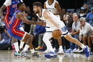 效率不算高！杰羅姆半場三分5中1拿到8分3助攻