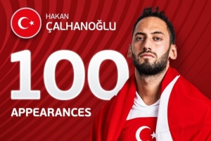 恰爾汗奧盧迎來(lái)土耳其國(guó)家隊(duì)100場(chǎng)里程碑，總共貢獻(xiàn)21球18助