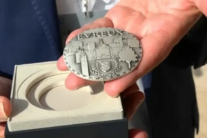 新科金球得主！RMC：登貝萊獲頒家鄉(xiāng)的城市獎?wù)拢虚L親自頒發(fā)