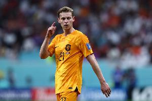 范巴斯滕：德容在荷蘭幾乎從不向前推進或轉(zhuǎn)移球，這令人失望